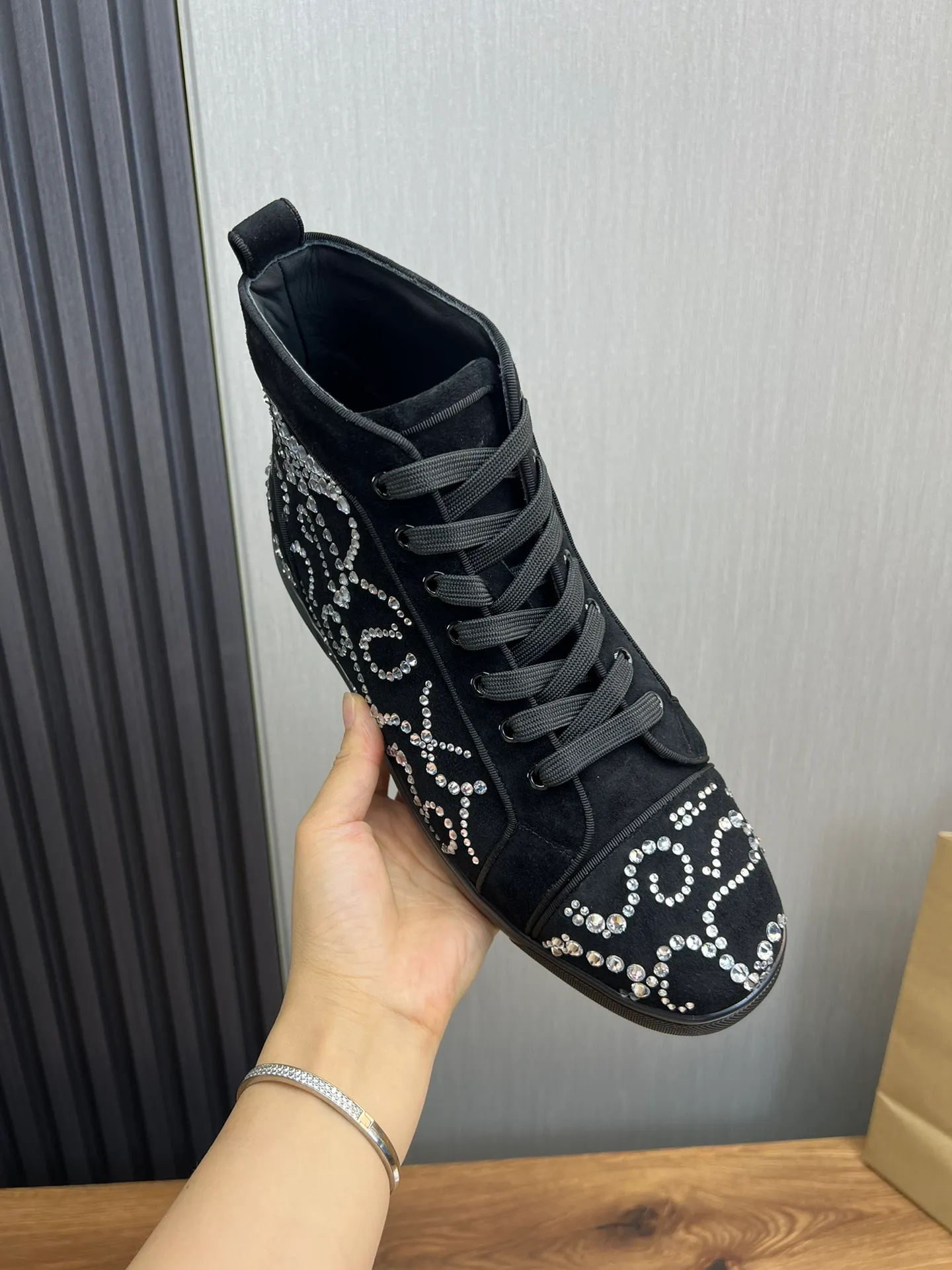 Men's shoes 💰740💰 CL popular red-soled boots 🆑 1:1 original mold, Christian* Louboutin, imported cow velvet hot rhinestones + water-dyed cowhide lining, original outsole ⬆️ wear-resistant and non-slip, full set of counter packaging 🎁38-45 (customized for 45, non-refundable)